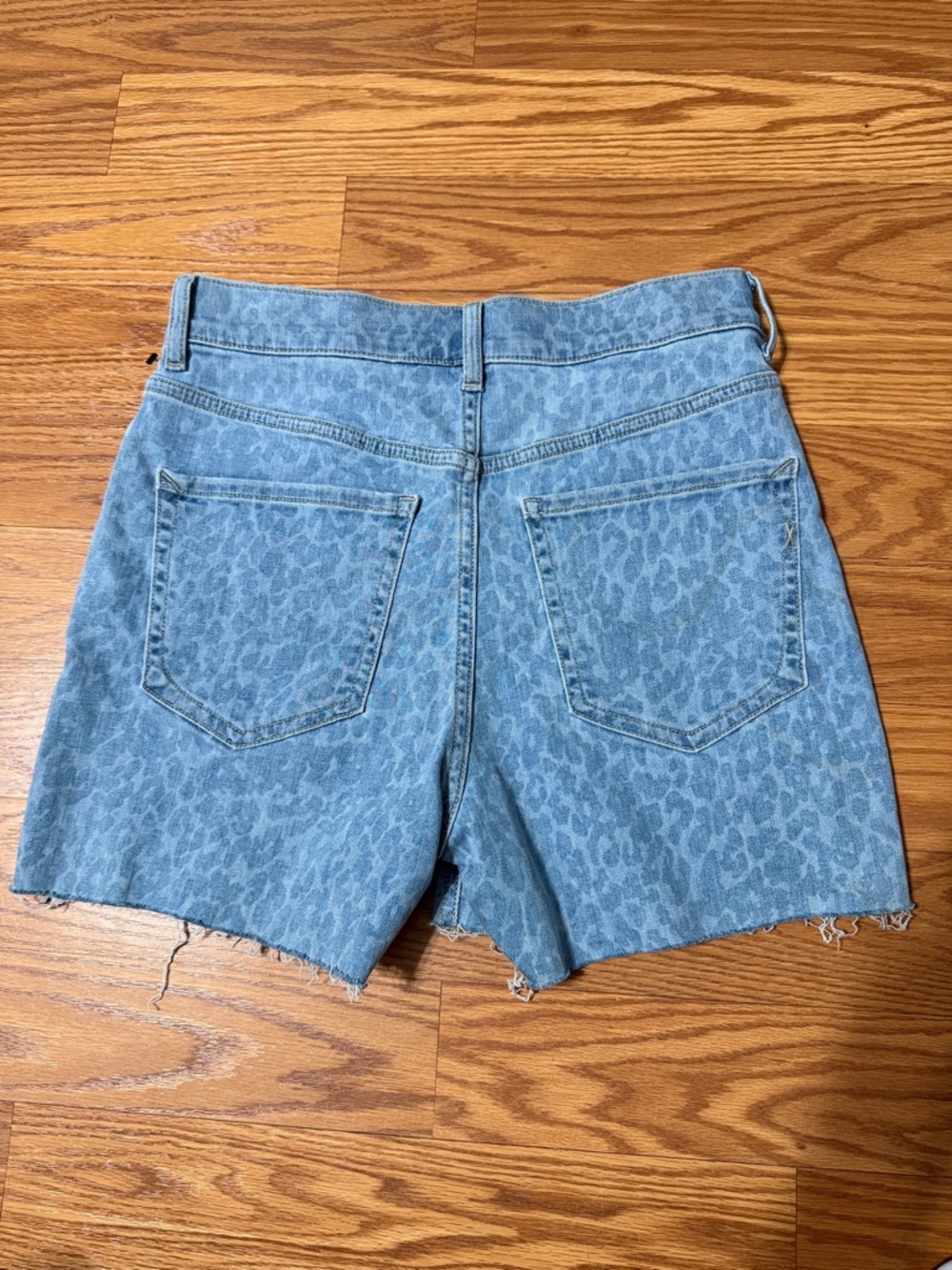 Express Light Blue Leopard Denim Shorts Size 28 - Picture 6 of 6